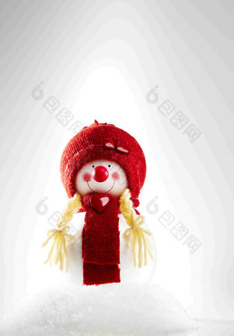 戴着<strong>红色</strong>围巾<strong>帽子</strong>的圣诞雪人静物摄影图