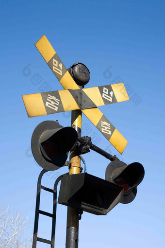 穿越铁路红绿灯停止标识场景摄影图