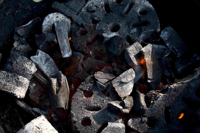 烧烤中的黑炭燃烧细节摄影图