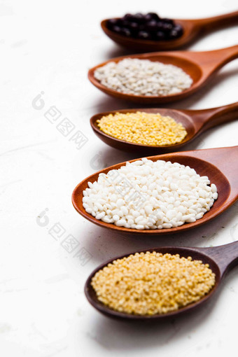 排列的勺子各种粮食小米广告摄影图