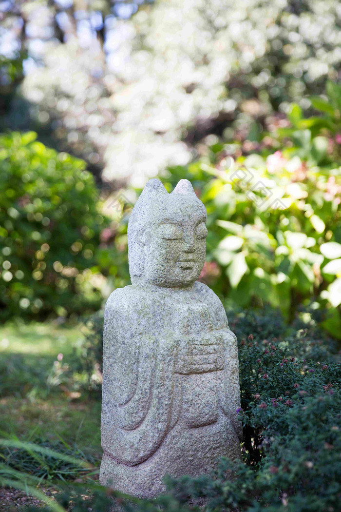 石头雕像植物花园