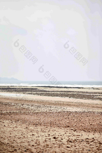 沿海海滩砂砾沙子场景摄影图