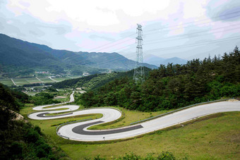 山地公路蜿蜒弯曲高压线紫色流云