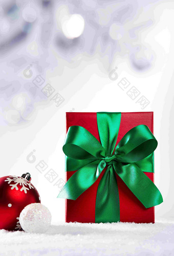 圣诞节概念礼物包装雪地广告摄影图