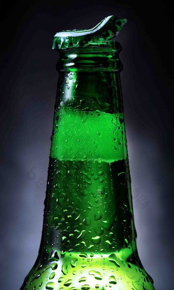 绿色未开启的冰镇<strong>啤酒</strong>瓶特写广告摄影图