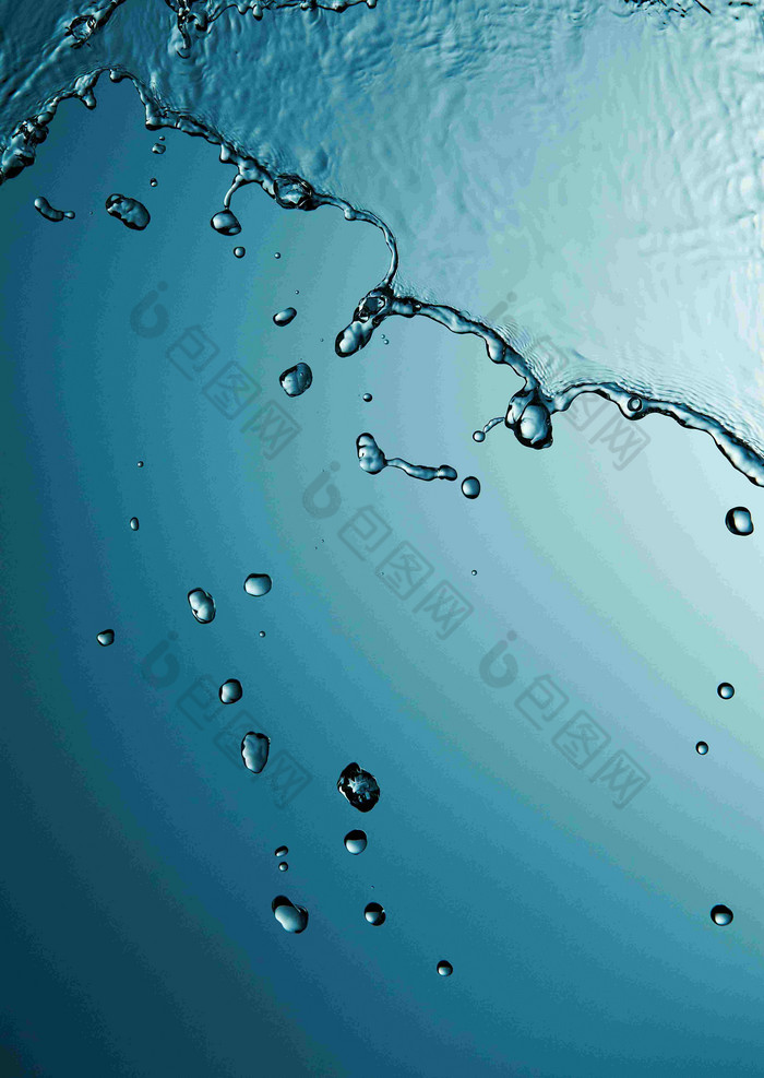 蓝色背景上的水流形成的水珠摄影图