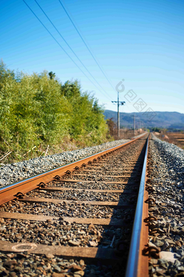山区远处的铁路轨道风景摄影图