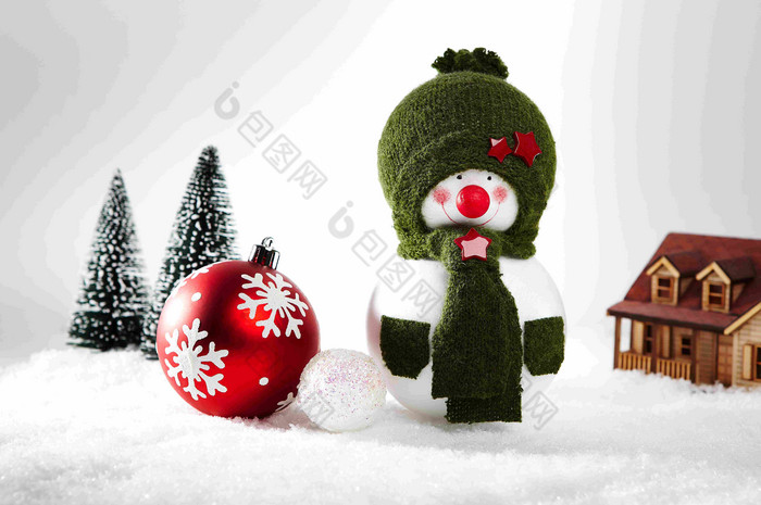圣诞节绿色围巾帽子雪人小木屋场景概念图