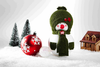 圣诞节绿色围巾<strong>帽子</strong>雪人小木屋场景概念图