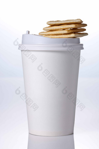 小吃零食饼干咖啡杯空白样机摄影图
