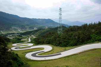 S形曲线公路高压线山区风景