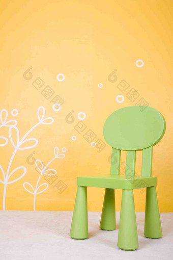 黄色的绿色背景椅子