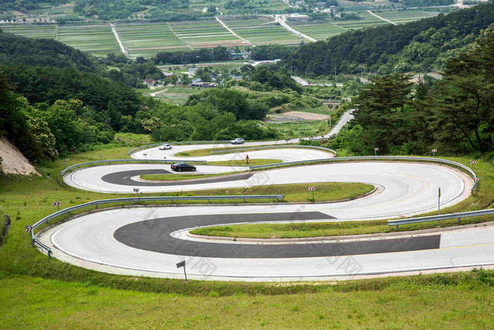 山区S形曲线公路交通路线景观