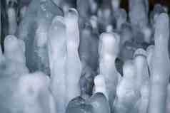 冻成形的冰柱群冰锥特写自然景观摄影图