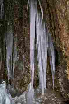 冬天冷淡自然风景冰锥山洞摄影图