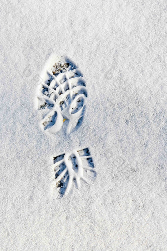 冬天户外雪地上的<strong>一个</strong>脚印足迹元素摄影