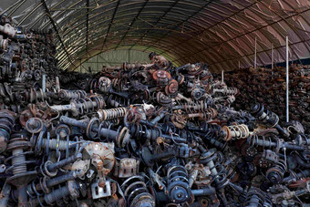 汽车废弃生锈零件组件仓库摄影图