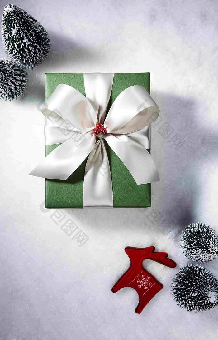 圣诞节麋鹿摆件松树绿色包装礼物摄影图