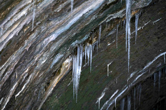 冬天的山洞冰锥风景摄影图