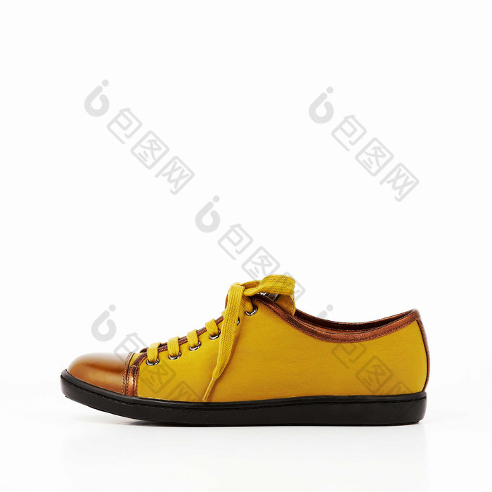 黄色拼色时尚皮革男式皮鞋单品摄影图