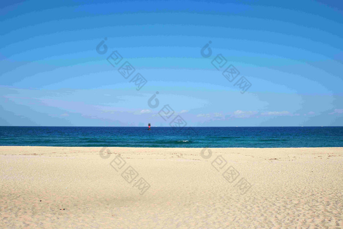 蓝蓝的天空湛蓝的海水还有沙滩海边海上风光