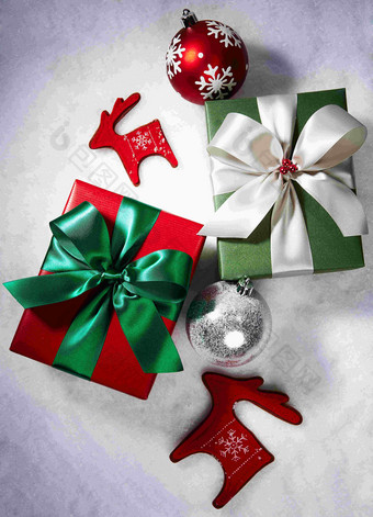 圣诞节礼物红绿包装摆件场景摄影图