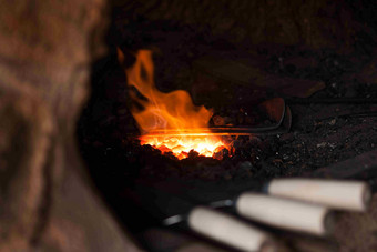 传统工艺铁匠铺燃烧的碳炉摄影图