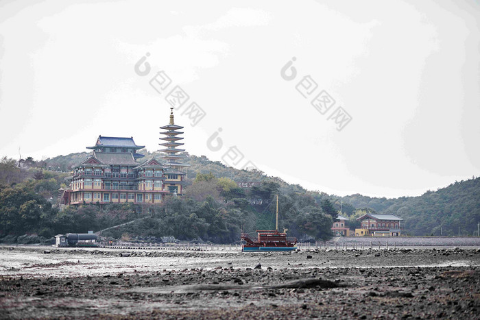 远处山上寺庙塔风景景观摄影图