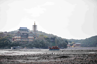 远处山上寺庙塔风景景观摄影图