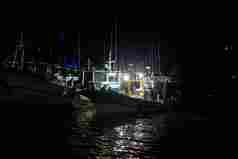 钓鱼船深夜港口灯光场景摄影图