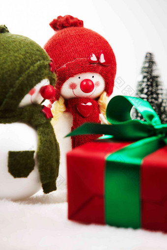两个雪人圣诞节礼物概念摄影图