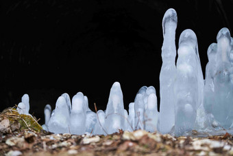 冰锥群冷冻自然景观特写摄影图