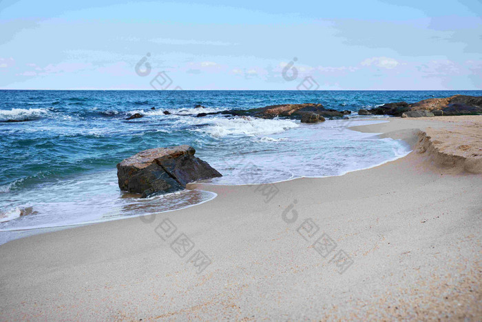 阵阵潮水涌向岸边沙滩海边礁石岩石
