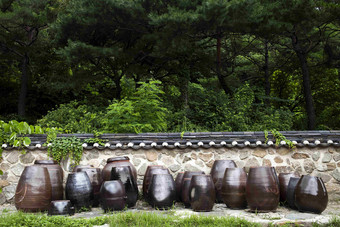 韩国林间院落里的大缸酱缸陶罐景观摄影图