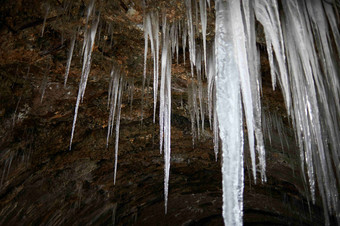 冬季山洞洞口冰锥自然景观摄影图