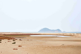 戈壁滩水源远山场景摄影图