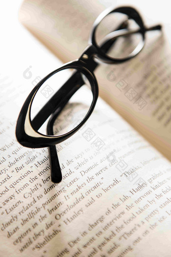 黑色的眼镜在英文书籍上特写图