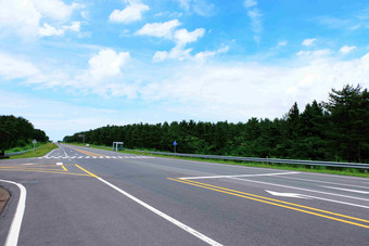 交通公路沿边森林风景<strong>摄影图</strong>