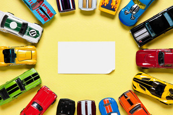 排列的汽车模型玩具场景摄影图