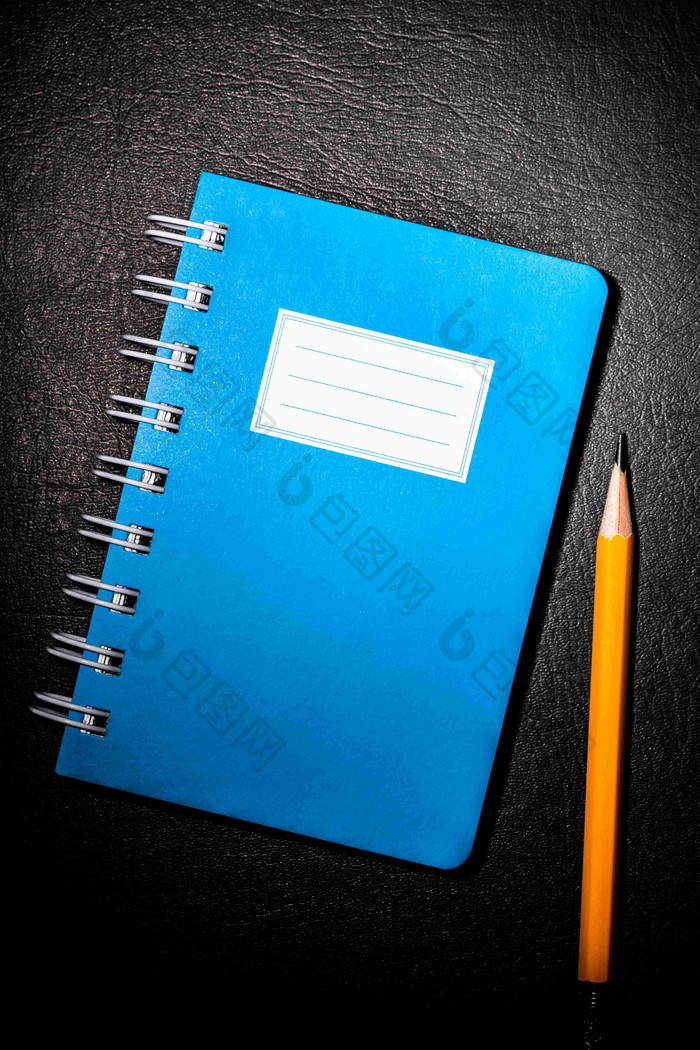 蓝色的日记笔记本黄色铅笔摄影图