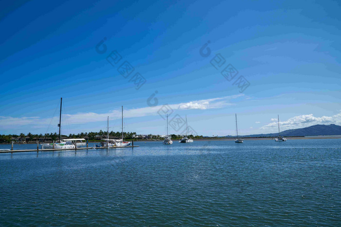 游艇船港口沿海风景摄影图