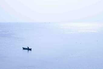 大海上的钓鱼船渔夫扁舟国风摄影图
