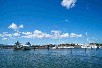 沿海游艇船港口蓝天风景摄影图