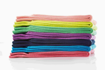 一叠彩虹糖果色长筒袜子静物摄影图