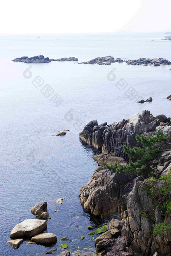 海岸线蓝天岩石大海礁石风景摄影图