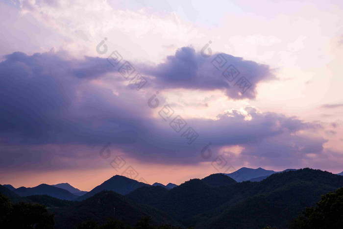 静谧的紫色烧云群山风景摄影图