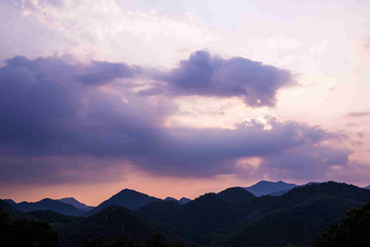静谧的紫色烧云群山风景摄影图