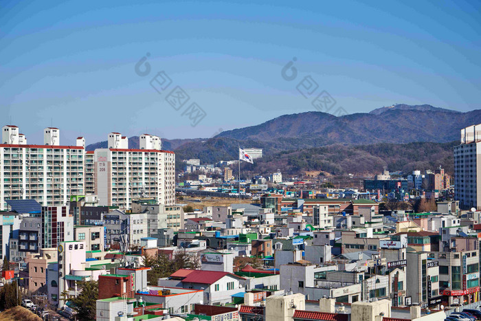 远景俯拍城市及群山