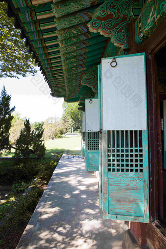 历史建筑屋檐雕刻绿色花纹场景摄影图