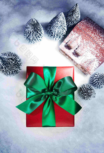 圣诞节礼物盒子圣诞树雪地场景摄影图